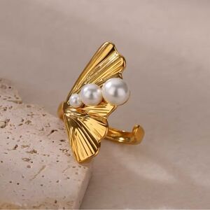 Golden Fan Pearl Ring – Modern Elegance